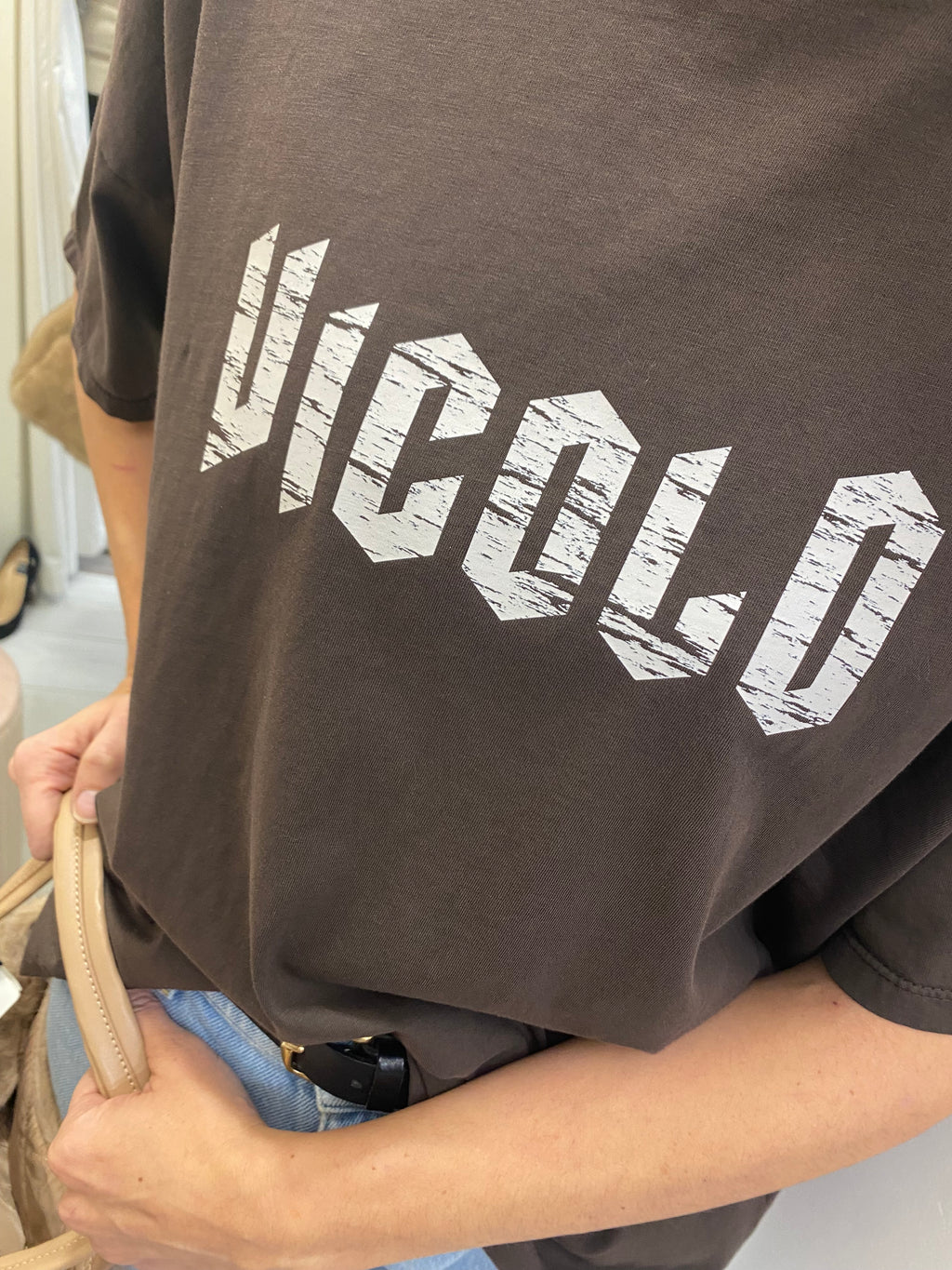 VICOLO - T-SHIRT CIOCCOLATO CON STAMPA
