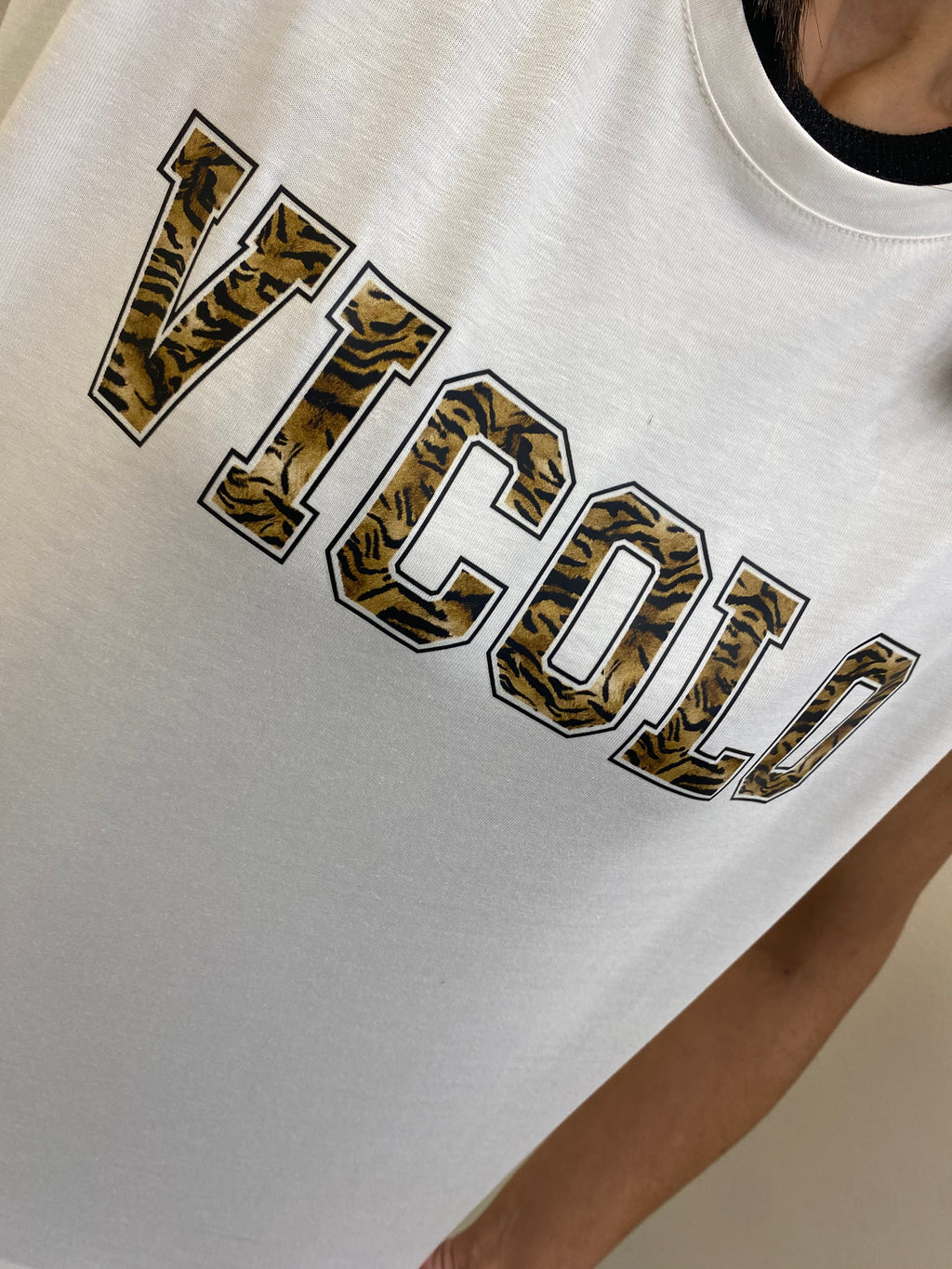 VICOLO - T-SHIRT SCRITTA ANIMALIER