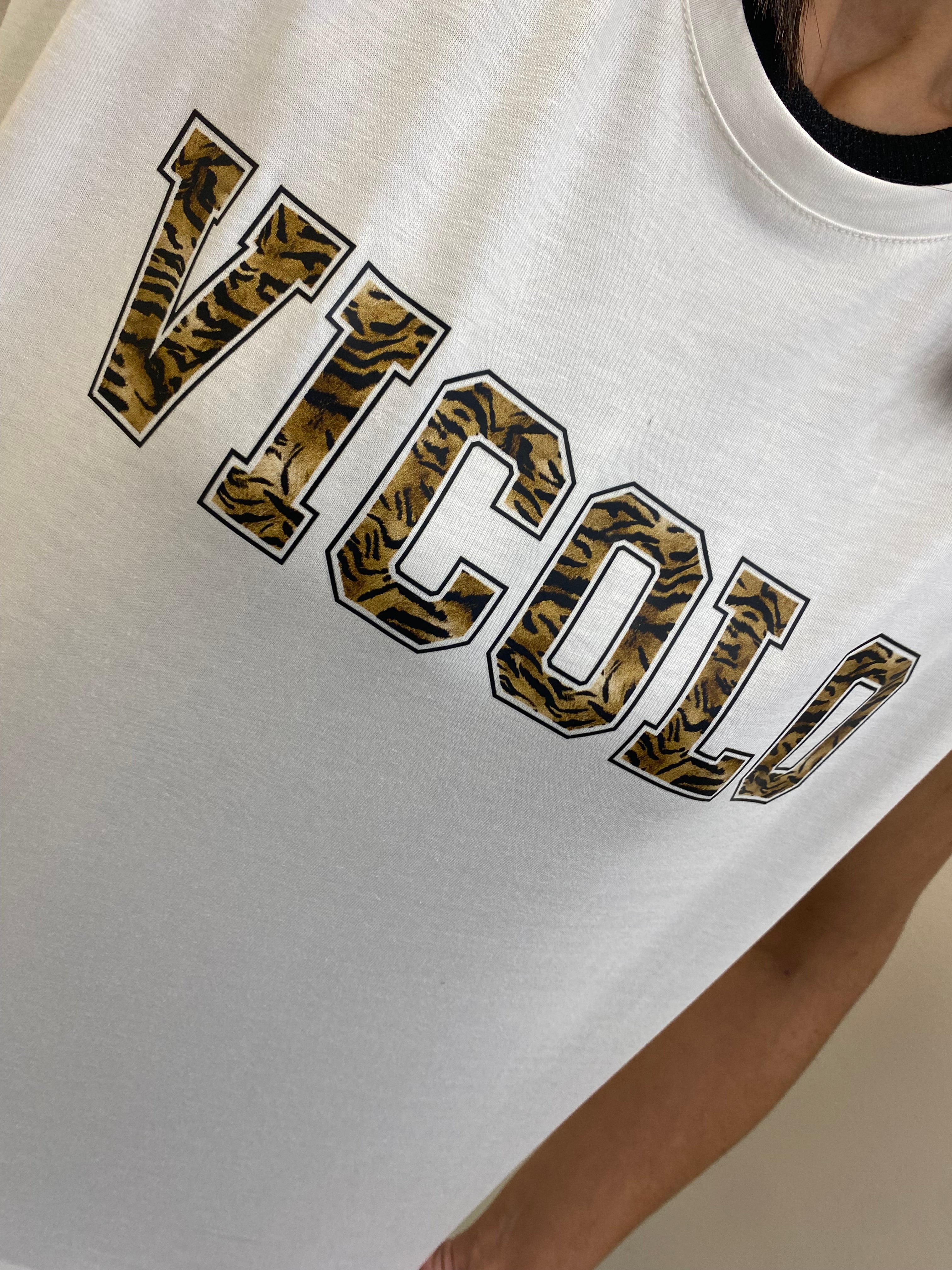 VICOLO - T-SHIRT SCRITTA ANIMALIER