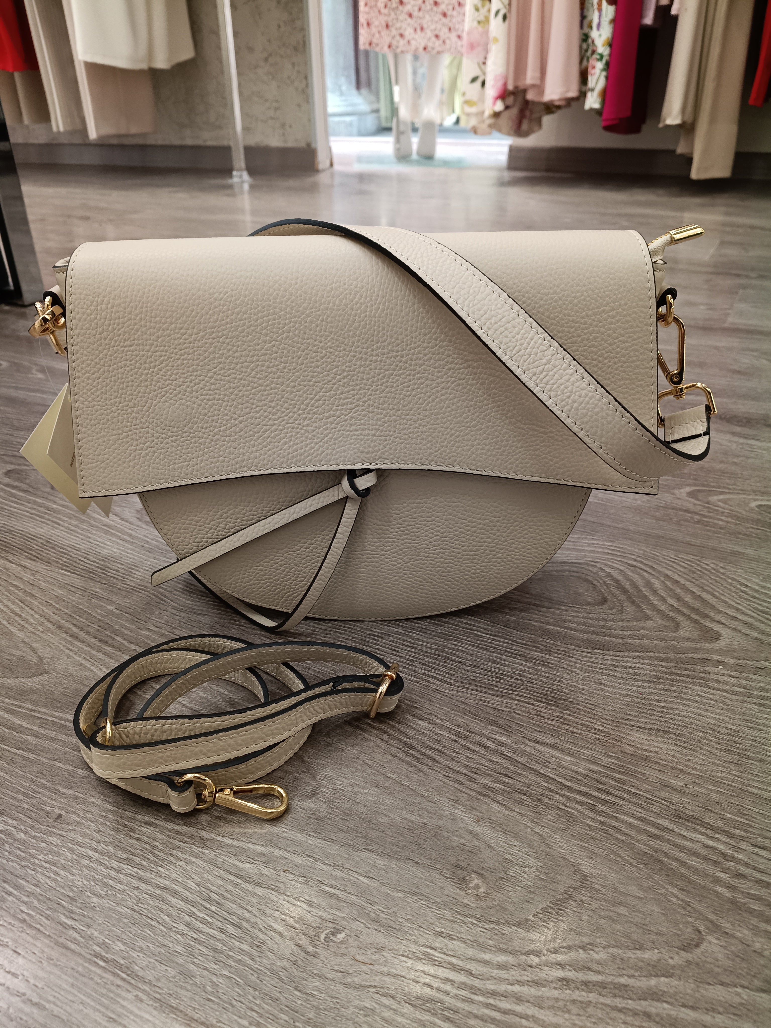 BORSA MEZZALUNA IN PELLE