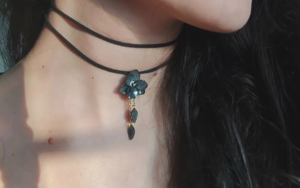 COLLANA CON VERI FIORI